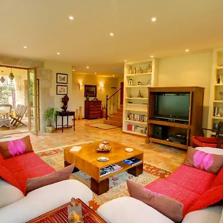 Villa Sleeps 8 Pool Wifi T802833 Baiona